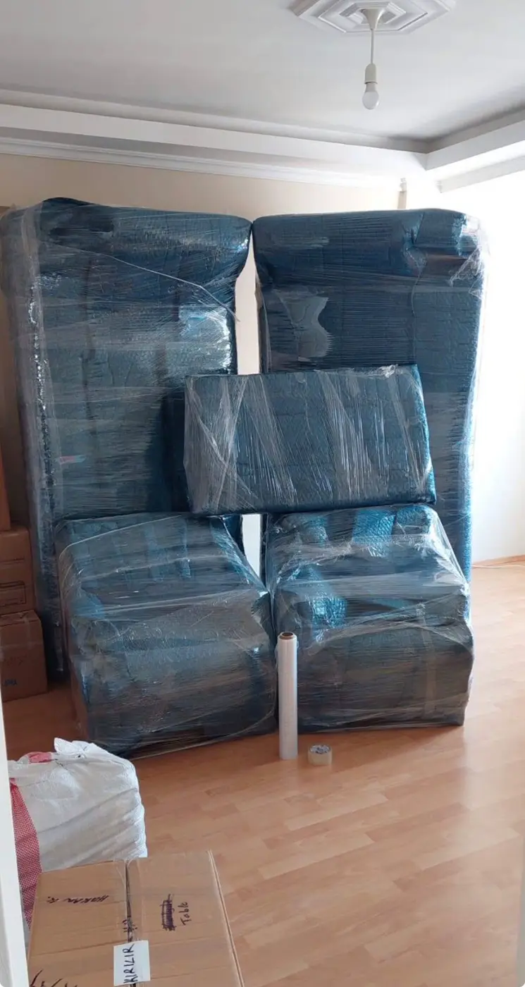 Beylikdüzü nakliyat: mavi koruyucuyla sarılmış koltuk takımı