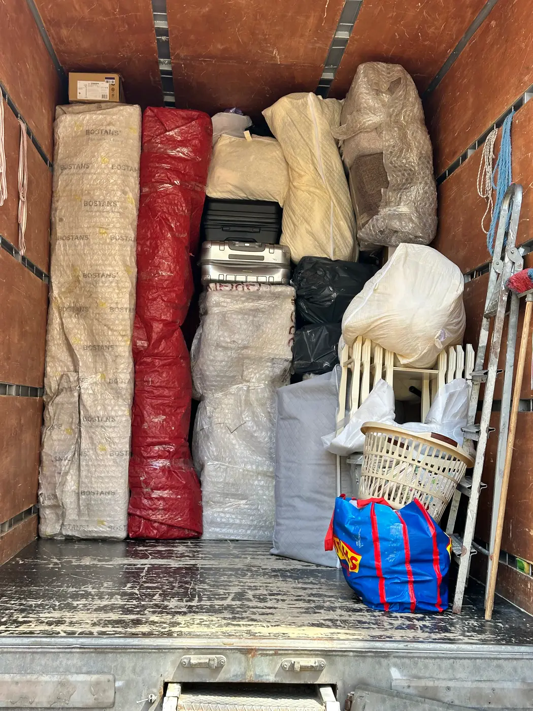 Beylikdüzü nakliyat: kamyon kasasına yerleştirilmiş paketli eşyalar