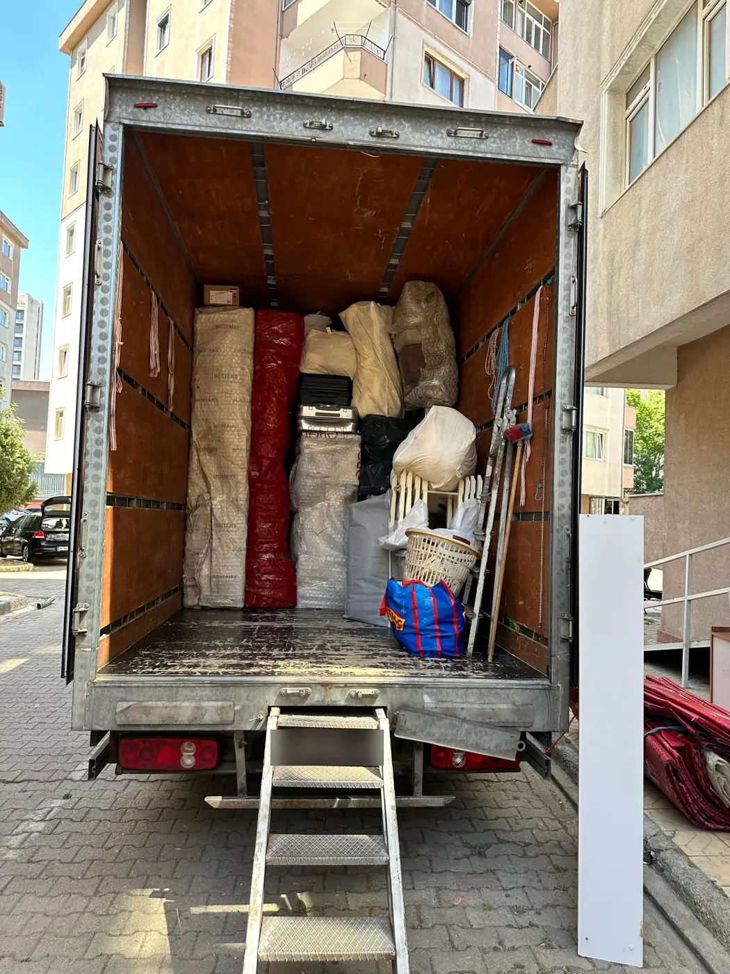 Beylikdüzü nakliyat: yüklemesi tamamlanmış kapalı kasa kamyon