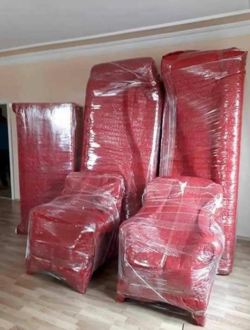 Beylikdüzü nakliyat: kırmızı paketli koltuklar ve dolaplar