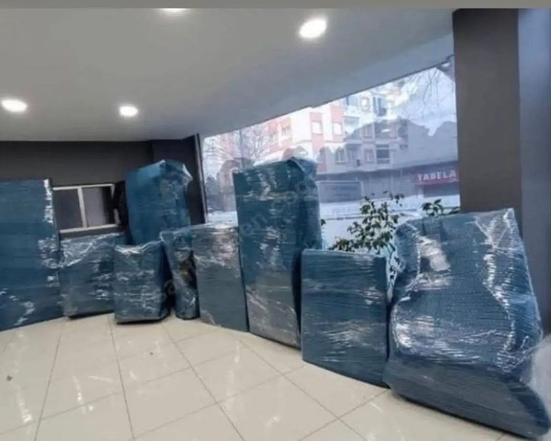 Beylikdüzü nakliyat: boş salonda paketlenmiş mobilyalar