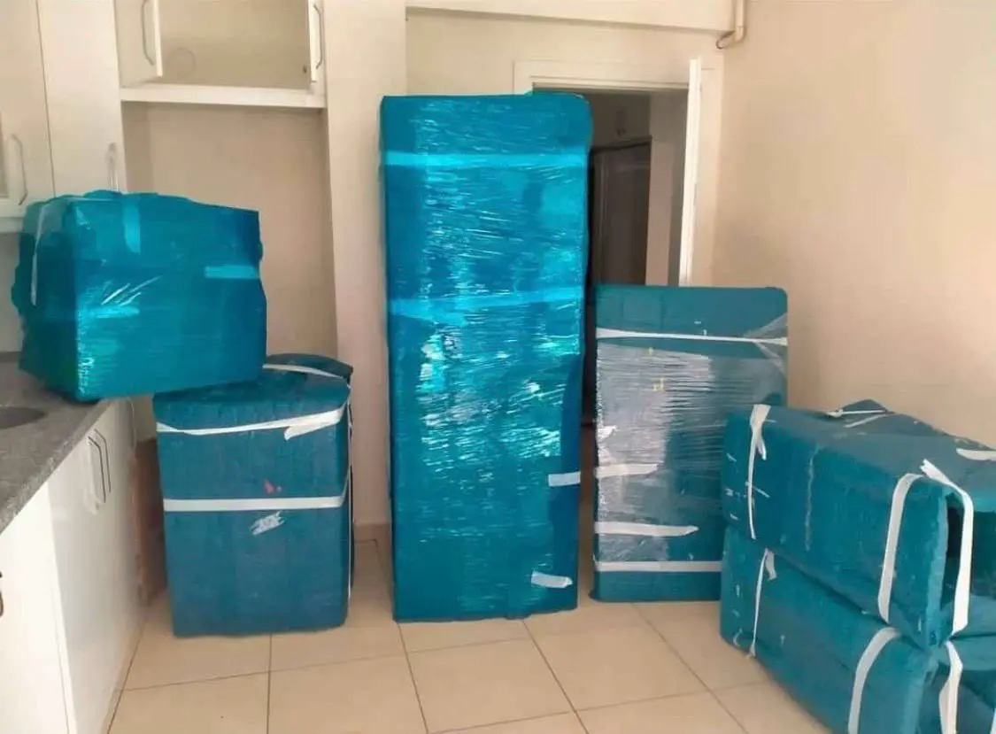 Beylikdüzü nakliyat: turkuaz balonlu naylonla paketlenmiş eşyalar